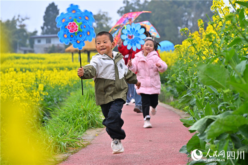 追風小兒意氣發。潘建勇攝