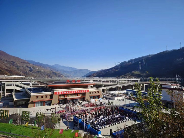 高鐵開往阿壩。阿壩州委宣傳部供圖