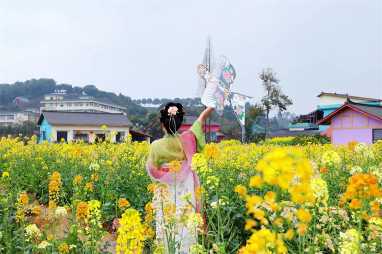 游客準備放風箏。夾江縣融媒體中心供圖