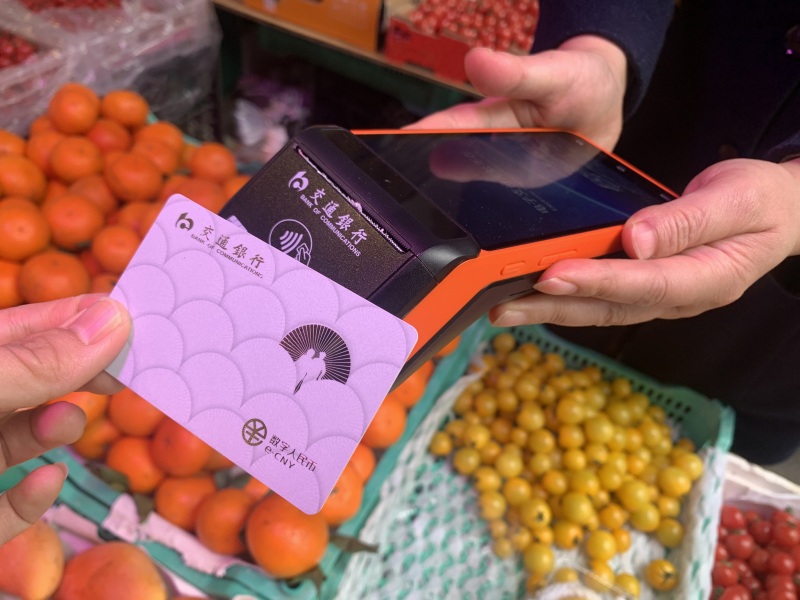 持卡“碰一碰”即可完成交易。交行四川省分行供圖