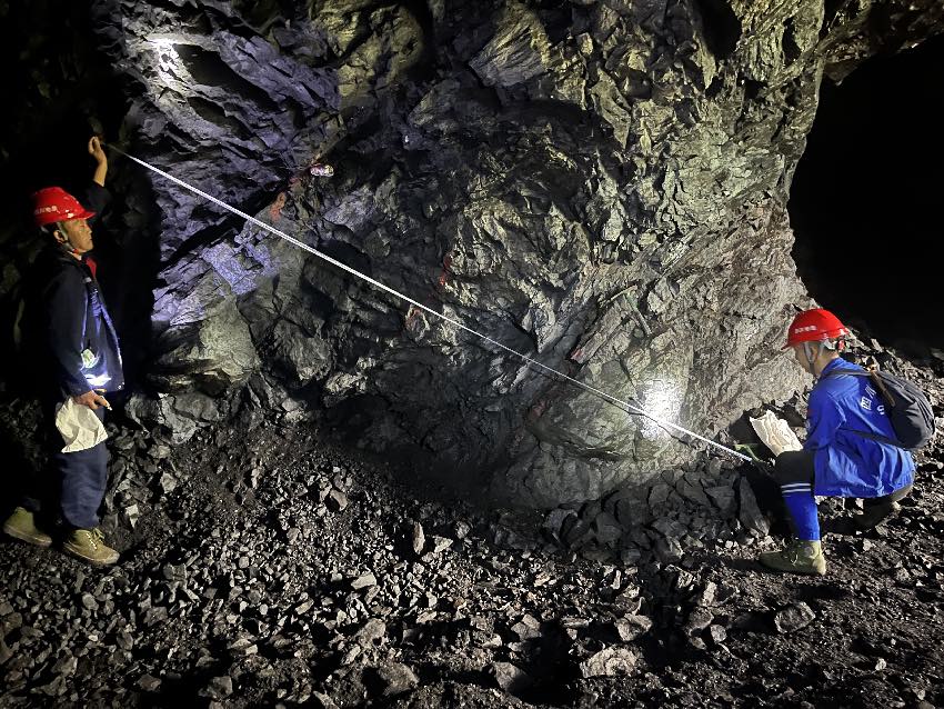 技術人員在老硐內進行地質編錄工作，根據礦體產出情況，進行合理的樣品布置工作。受訪者供圖