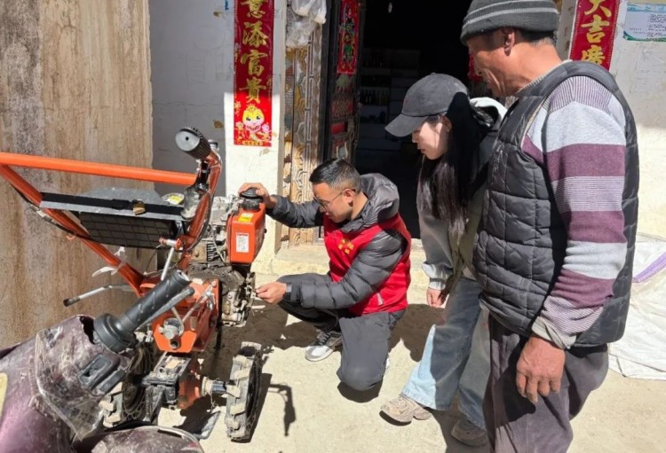 澤郎幫助村民檢查機械農具。黑水縣融媒體中心供圖