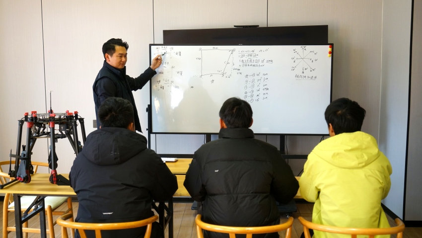 周棟正在做無人機培訓。德昌縣委宣傳部供圖