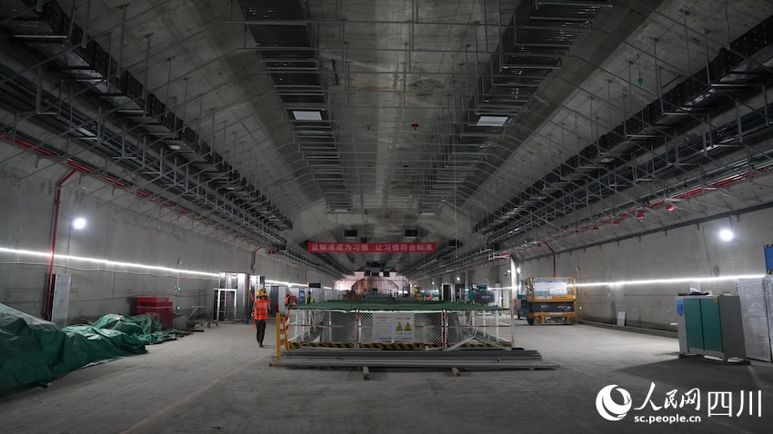 成都地鐵十三號線華西壩站建設現場內，管廊設施規整，施工井然有序。人民網記者 郭瑩攝