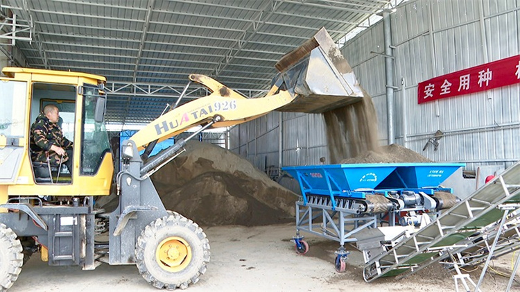 機械化攪拌育秧土。綿竹市融媒體中心供圖