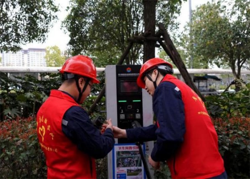 綜能公司檢查新能源充電設備。四川省水電集團供圖