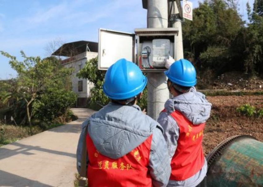 合江電力公司為花椒基地安裝智能化配電設備。四川省水電集團供圖