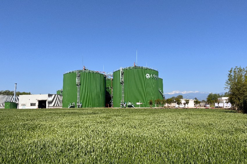 一片農田環繞的廢棄物處理中心，4個巨大的綠色罐狀倉引人注目。受訪者供圖