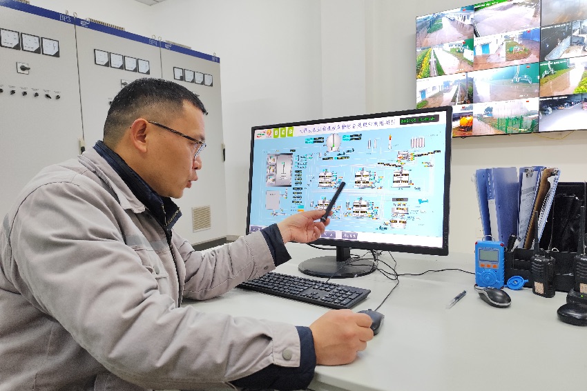 廢棄物處理中心負責人王曉輝介紹技術流程。人民網記者 朱虹攝