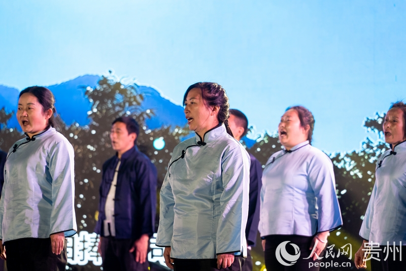 “村晚”舞臺上的周廷勇（中）。人民網 涂敏攝