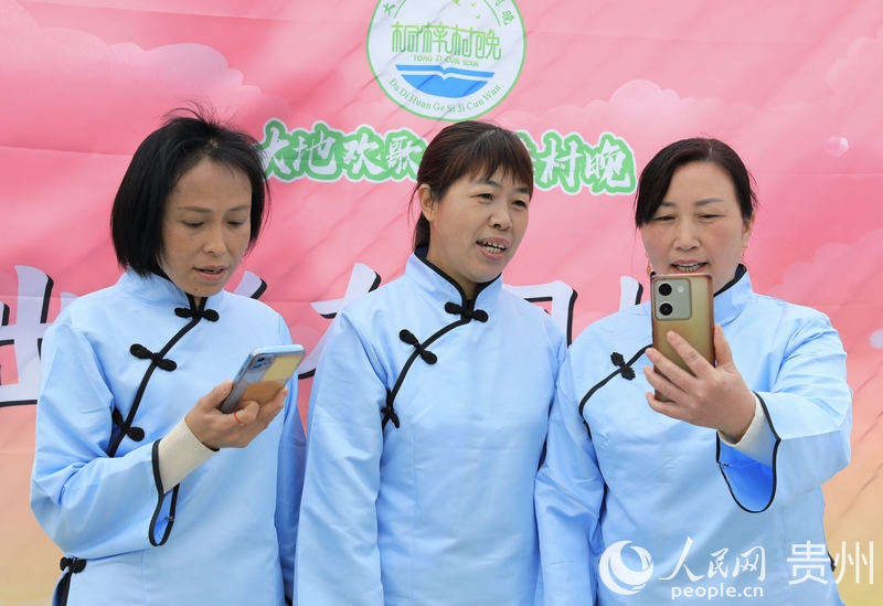 周廷勇（右一）與同伴。人民網 龍章榆攝