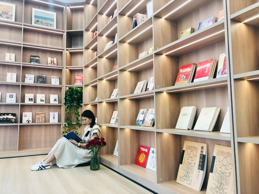 在咖啡香味中讀書，渾然忘憂。綿竹金申文旅公司供圖