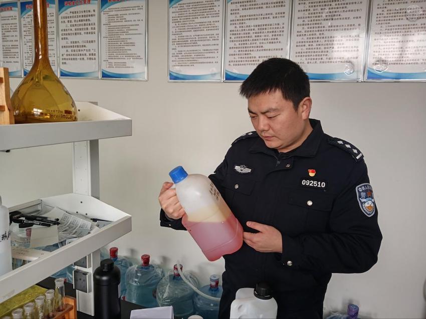 民警檢查農資銷售點。蒲江縣公安局供圖