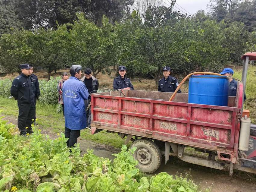 民警勸導農用車載人。蒲江縣公安局供圖
