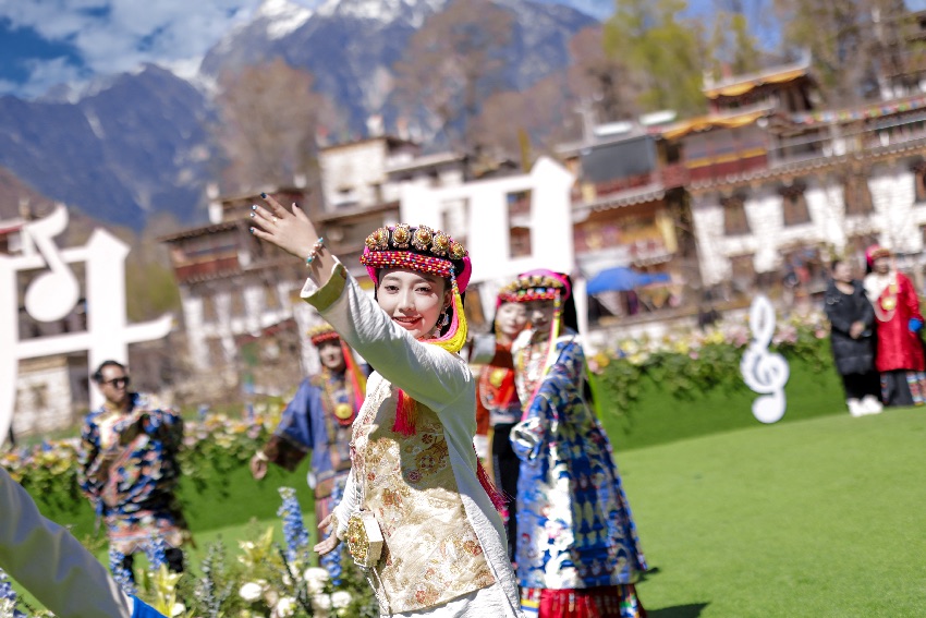 丹巴縣“花開丹巴·為梨而來”2025春賞季梨花下的音樂會現場。丹巴縣委宣傳部供圖