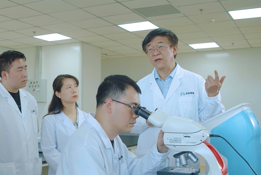 田衛東教授（右一）與研發團隊在實驗室研討。受訪者供圖