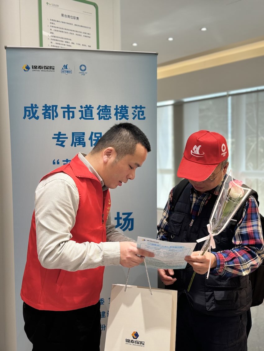 志愿者為道德模范送上鮮花。受訪者供圖