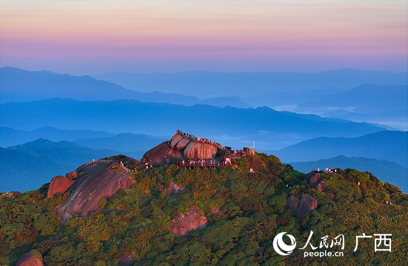 “華南之巔”貓兒山。人民網 雷琦竣攝