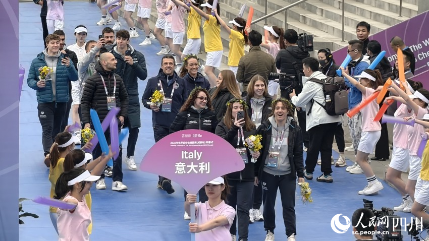 各國運動員代表入場。人民網 趙祖樂攝