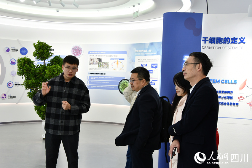 市民在細胞科學館內參觀。實習生 張思男攝