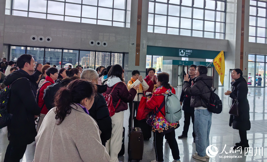 游客來到涼山很興奮。人民網記者 劉海天攝