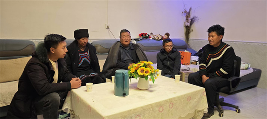 吉達夫一（中）與即將外出務工的村民進行交流，也一再叮囑他們外出務工一定要遠離毒品的誘惑。昭覺縣委禁毒辦供圖