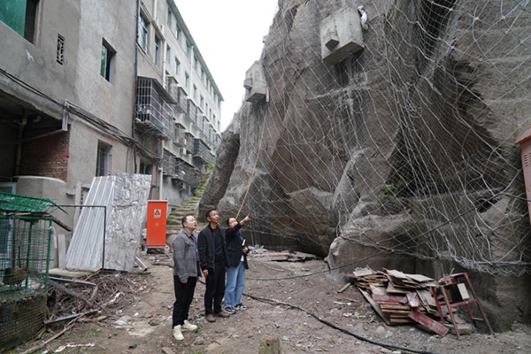 圖為黃甸鎮紀委對地質災害點施工情況開展監督檢查?；髟聰z