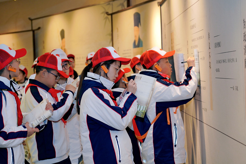 “循跡眉山 師法東坡——跟著東坡去研學”主題實踐活動現場。成都七中育才學校（東湖校區）供圖