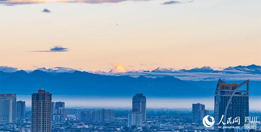 資料圖：遠眺幺妹峰。張志強攝