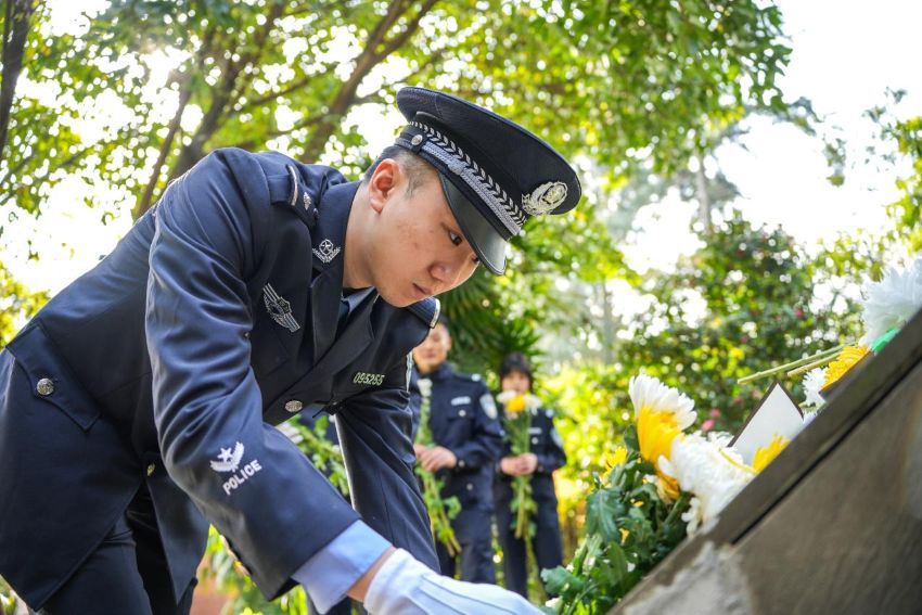 民（輔）警祭掃烈士墓。成都公安供圖