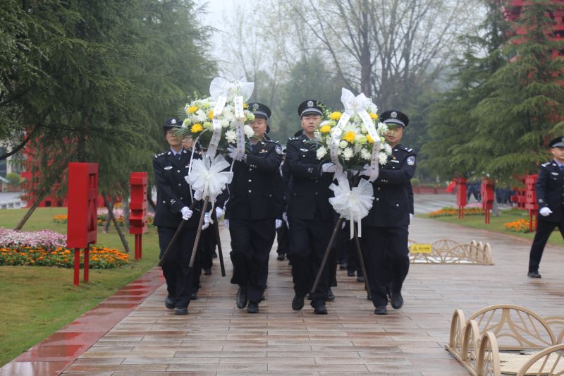 向英烈敬獻花籃。成都公安供圖