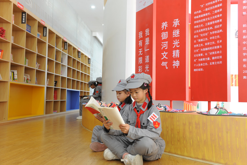 中江縣小學生在讀書角閱讀紅色書籍。