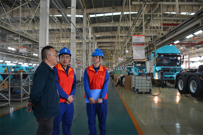 4月9日，國網成都供電公司黨委組織黨員服務隊到中國重汽集團成都王牌商用車有限公司為客戶提供上門用電檢查服務。國網成都供電公司供圖