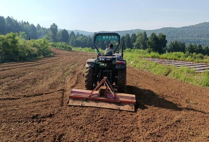 使用大型旋耕機作業。