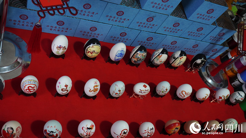 部分蛋殼畫作品。何佳倩攝