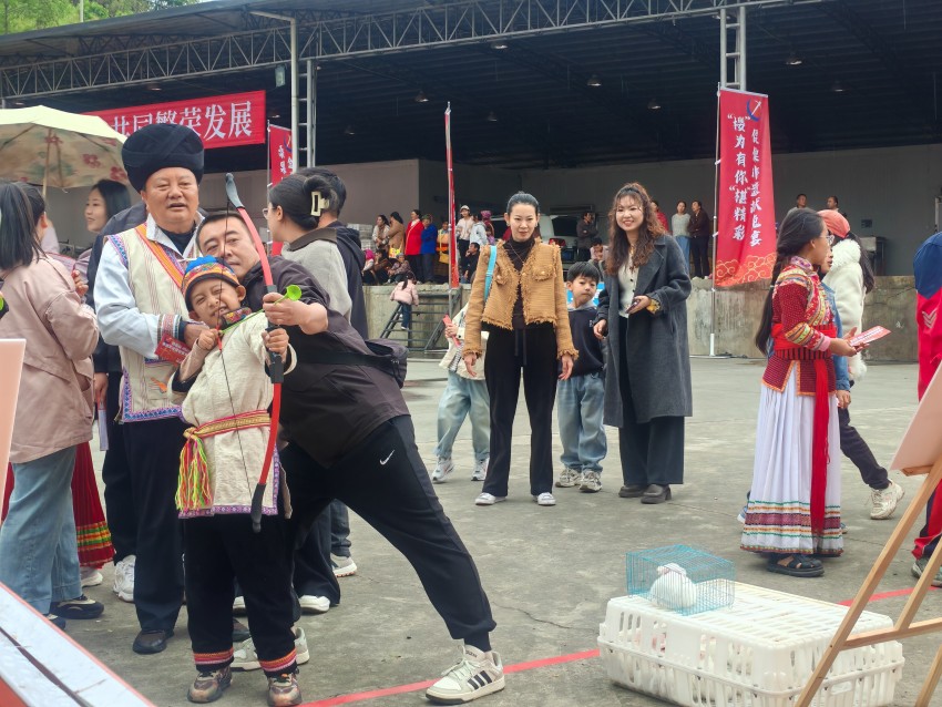 游客正在體驗非遺項目。德昌縣委宣傳部供圖