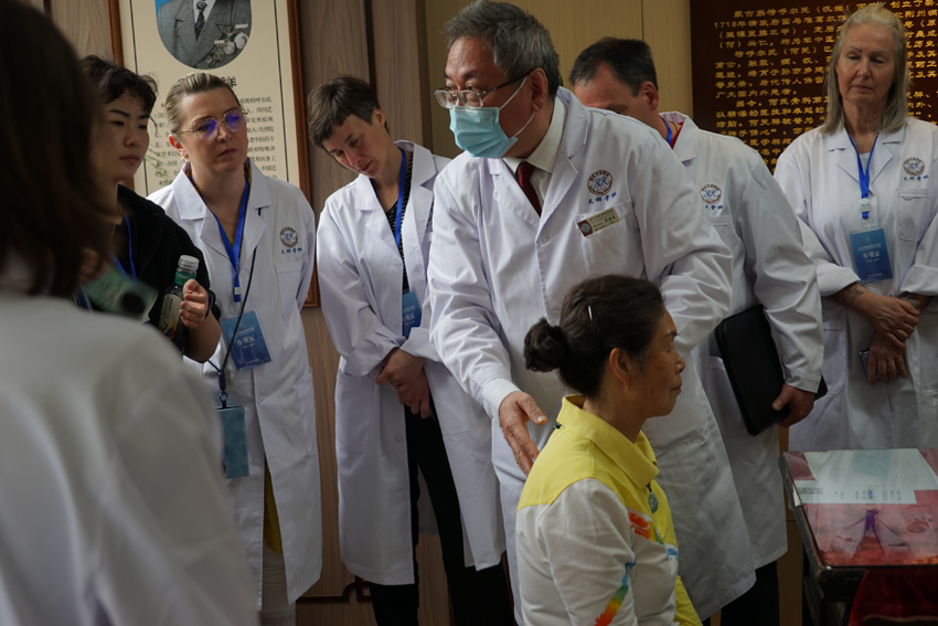 歐洲訪學團學者在天祥醫院參觀學習。四川省中醫藥管理局供圖