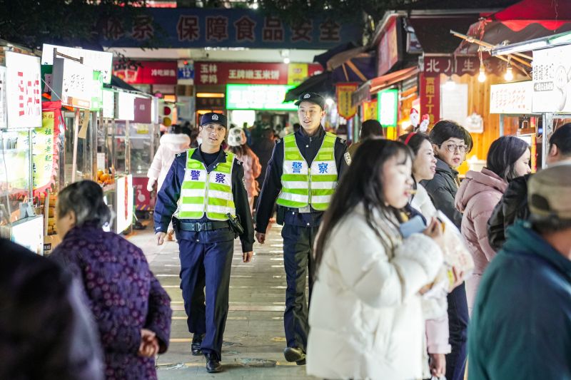 正在巡邏的民警。受訪者供圖