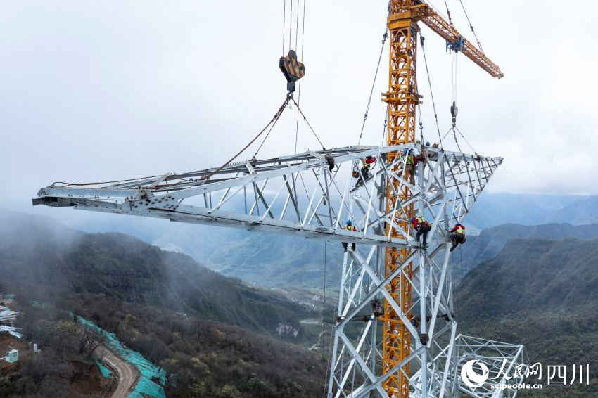 2024年4月19日，牛背山上，電力工人正在金上至湖北特高壓工程進行組塔施工作業。田海攝