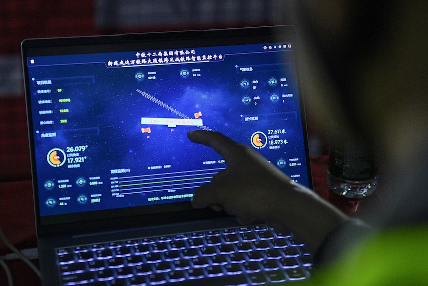 智能監控平臺精密監控。成達萬高鐵公司供圖