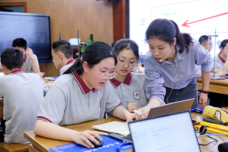 學生從AI的角度探討所學內容。