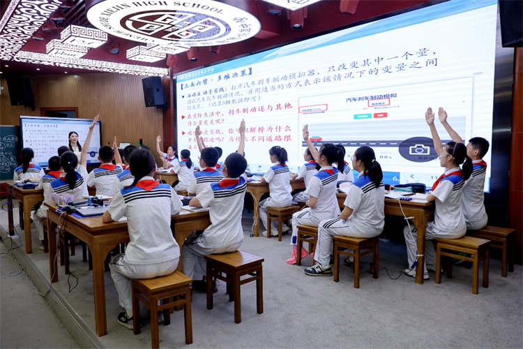 學生積極回答老師的提問。