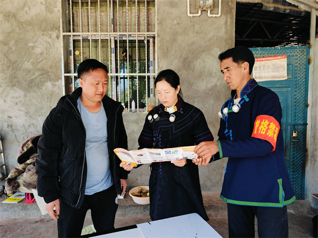 送禁毒科普知識到基層。普格縣委禁毒辦供圖