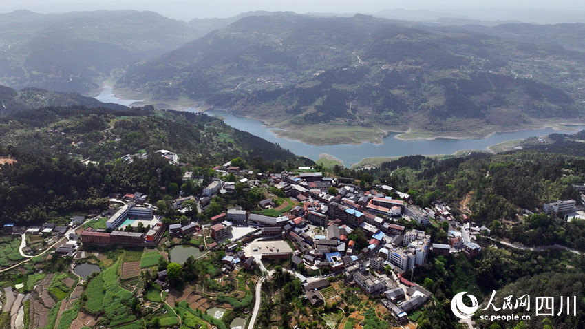 俯瞰威遠縣山王鎮。王斌攝