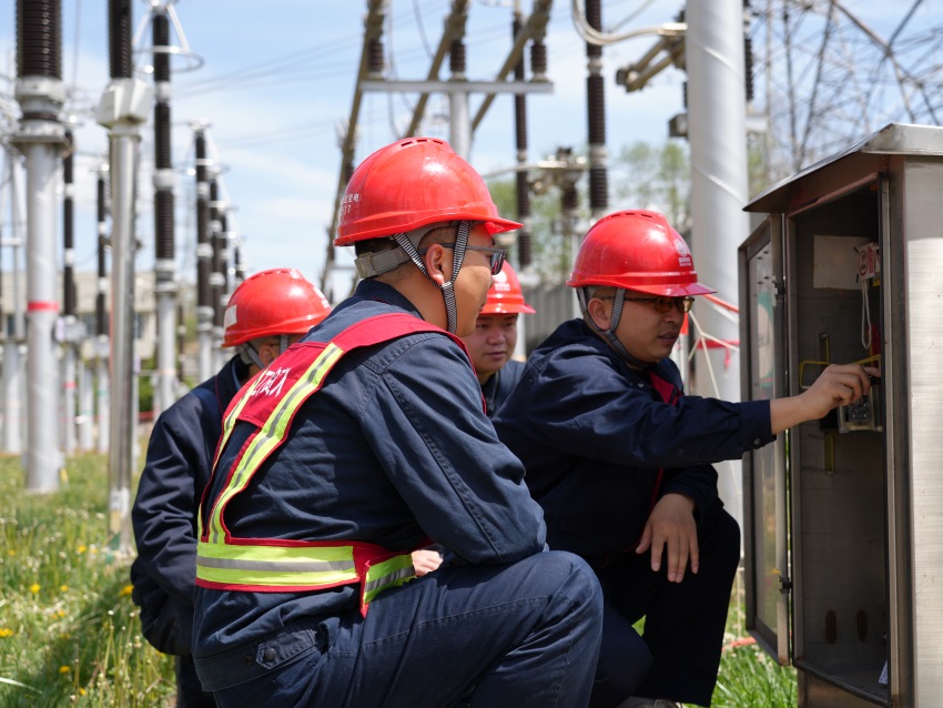 2025年4月19日，在普提500千伏變電站，國網四川送變電公司電力調試人員在檢查端子箱接線情況。羅海弋攝