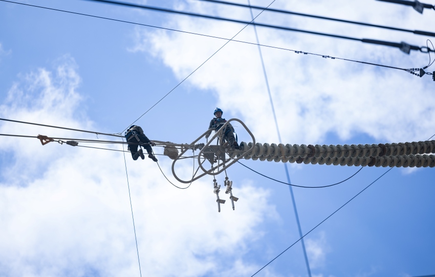 2025年4月22日，國網四川送變電公司正在進行500千伏金普一、二線104號～105號鐵塔之間舊導線拆除施工。曹頎攝