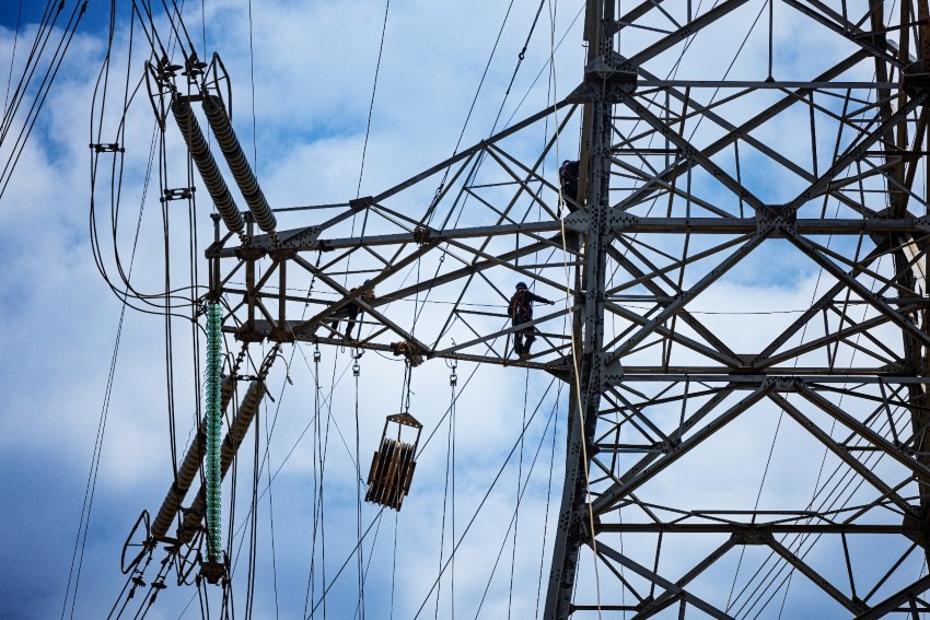 2025年4月22日，國網四川送變電公司正在進行500千伏金普一、二線104號～105號鐵塔之間舊導線拆除施工。曹頎攝