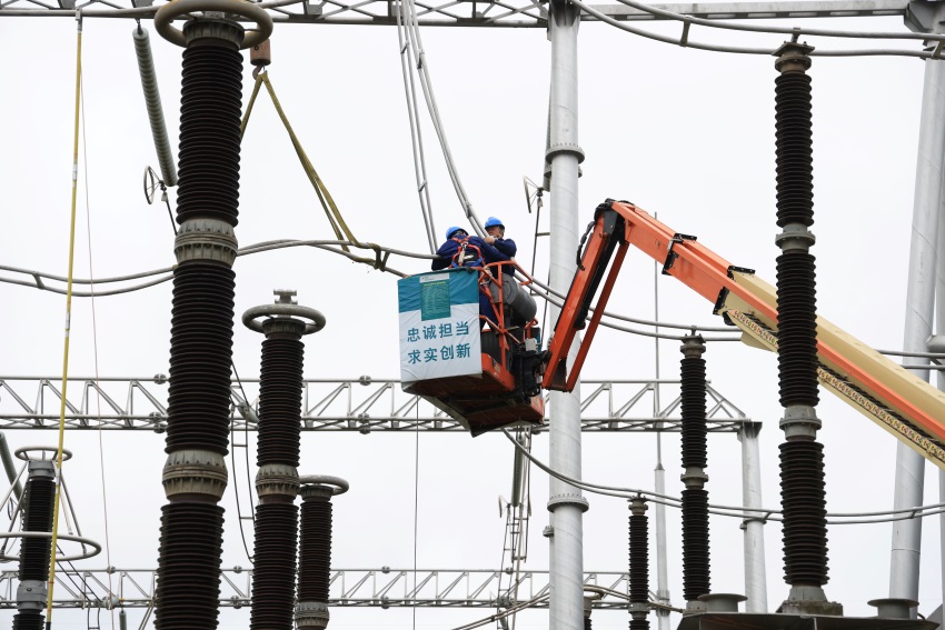 2025年4月22日，國網四川送變電公司正在開展500千伏金普二線B相進線引流線制作、安裝工作。曹頎攝