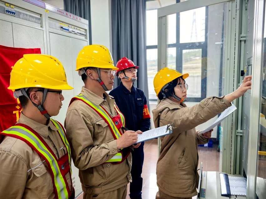 2025年4月23日，在普提500千伏變電站，國網四川超高壓公司電力運維人員開展500千伏金普一、二線送電工作。李夢娜攝