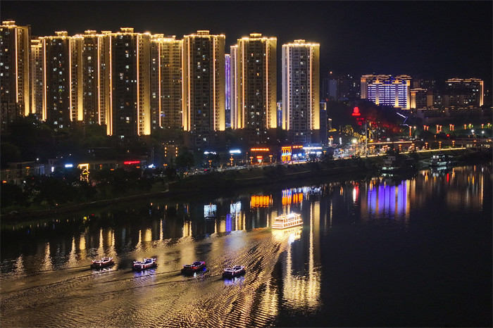 “嘉陵舫”游船。